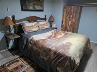 Charming 3-bedroom cabin in delightful Stockton with WiFi, AC, Hotels in Cedar County