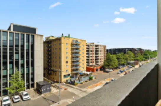 Braddon Retreat: Spacious 1-bed With Parking