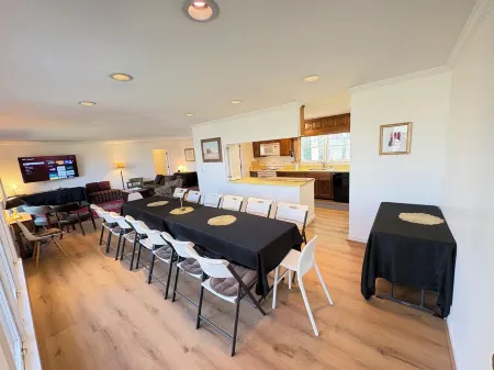 11 Bdrm ~🏠🏡1 Story- 35ppl! 2 HOUSES RETREATS, FIRETABLE🔥Lkt Mtn 6acre