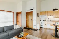 Stylish Suite with Full Kitchen and Washer Dryer - Charming Retreat