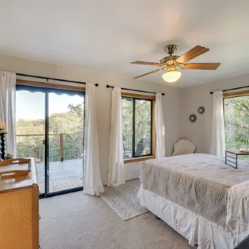 On-Site Winery and Tasting Room Oregon Bungalow!