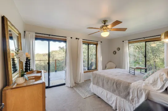 On-Site Winery and Tasting Room Oregon Bungalow!