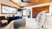 Grayfox 2 Pet-Friendly, 5-Star with Private Hot Tub, 2 Car Garage and Prime Location Condo