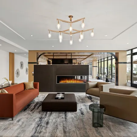 Luxe Everett 2BR–2BA w/ Pool, Gym & Parking