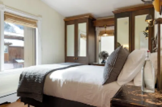 200 ft. to Gondola w/ parking, balcony, fireplace & views! Walk to shops & food!