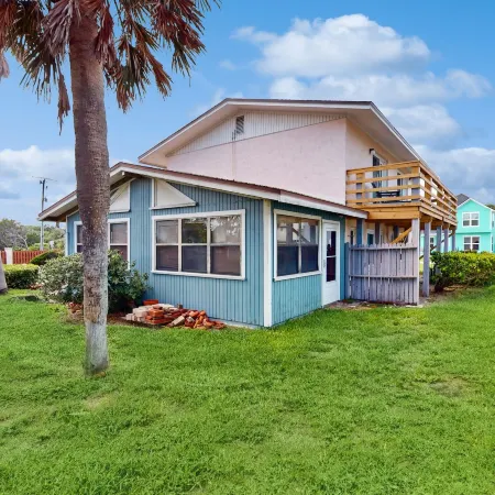 Spacious Seaside Cottage w/ Sunroom – 1-Minute Walk to Vilano Beach
