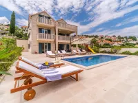 Janie in Splitska with 4 bedrooms and 2 bathrooms Hotels in Splitska
