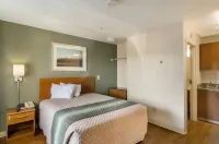 HomeTowne Studios Denver - Airport/ Aurora