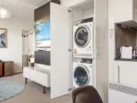 Chic 1-Bed Apartment in the Heart of Newtown - Homestays