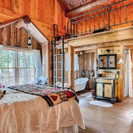 Hot Tub & Mtn Views: Woodsy Cabin in Greer