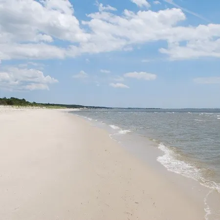Family vacation retreat w/ In-ground Pool with private Chesapeake Bay access!
