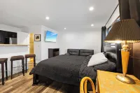 UNIT #4 LAUDERDALE BY THE SEA 200 STEPS to Beach and fun! Modern Studio