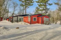 Group Friendly! Riverfront Waupaca Retreat w/ Yard - 3 estrellas