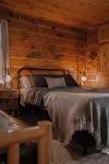 Lulu’s Lodge: Cozy Woods Cabin w/ Hot Tub + Stone Fireplace