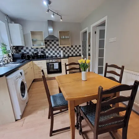 2 Bed Home - Parking, Wifi, Smart Tv