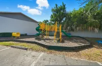 Modern 2BR 2BA w King Bed Pool Gym 10 - Homestays