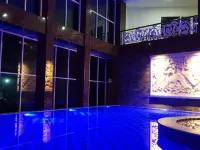 Grand Bayu Hill Hotel - Pool
