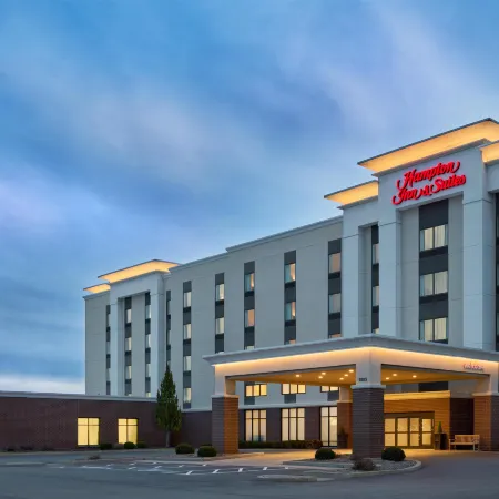 Hampton Inn & Suites Syracuse-North (Airport Area) Отели рядом с достопримечательностью «Конгресс-центр The Oncenter»