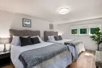Skyline - Entire Modern 3-Bedroom House with Game Room, Sauna and Views!