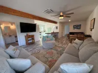 River Home& 15 acres with your own beach next to Hodgson Mill. Hotels in Ozark County