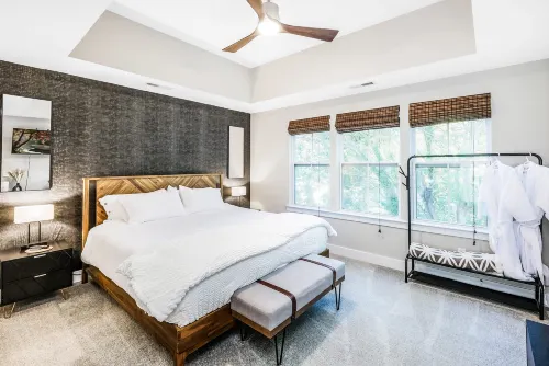Boho Retreat, Steps from Downtown, Porch + Parking -  Privatzimmer