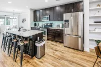 Boho Retreat, Steps from Downtown, Porch + Parking -  Privatzimmer