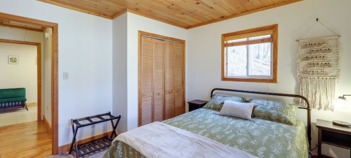 Pet-Friendly Spruce Pine Cabin w/ Private Fire Pit Hotéis em Mitchell County
