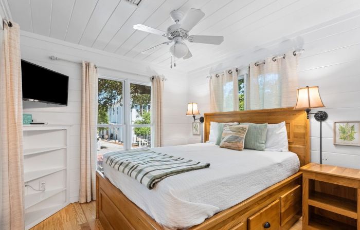 Beautiful Original Seaside Cottage + Swim & Tennis Club: Sleeps 6