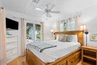 Beautiful Original Seaside Cottage + Swim & Tennis Club: Sleeps 6