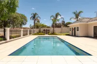 Light-Filled 2BR 2BA Spacious Apartment - Hot Tub