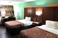 Hillcrest Motel by OYO Aurora in Near Lawrenceburg - Parking