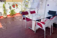 Central Attic Apt Sleeps 4 with Patio - 3 Sao