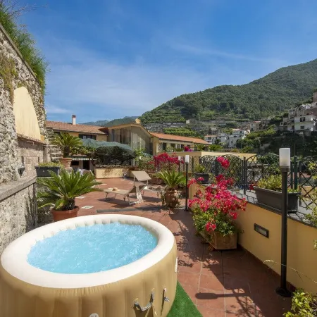 Casa di Trilly - With Hot Tub Lemon Garden