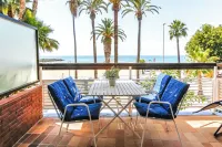 Newly Renovated Beachfront Apartment Ideally Located in Penelope - إطلالة على البحر
