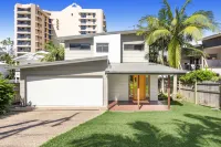 Bright Beachside Family House With Ocean Views - 3-Star