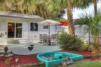 Palm Cottage: Walk to Darien Waterfront & Fort - WiFi