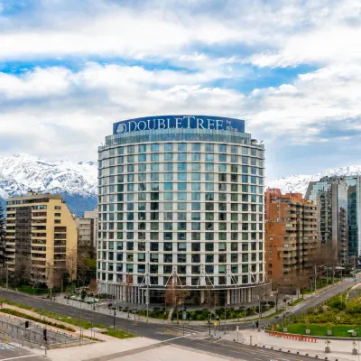 DoubleTree by Hilton Santiago Kennedy Hotel dekat Rumah Sakit Fach