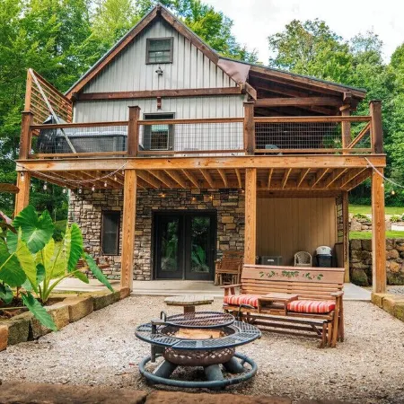 Cabin Retreat on quiet back road in Amish Country with hot tub