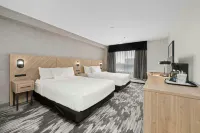 Sandman Hotel Calgary Airport - พร้อมWifi