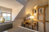 Olive Cottage with Woodfired Hot Tub - 2 ดาว
