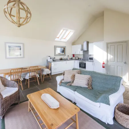 Beautiful river fronted house with private hot tub キリンのホテル