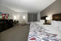 Red Roof Inn & Suites Newburgh - Stewart Airport/ West Point - parking