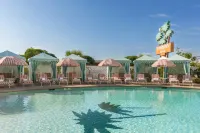 Caravan Court Hotel - Pools