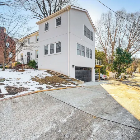 7 Mi to National Mall: Bright DC Studio! Hotels in Washington D.C.