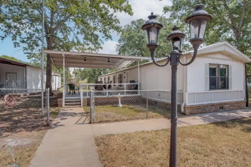 Fishing Pond & Patio Near Lake Texoma! - 2-Star