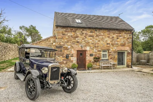 Chic Cosy Rustic Barn Alton Towers Peaks - parking