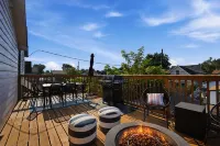 The Victory Lap Hot Tub Fire Pit Game Lounge - 4 estrellas