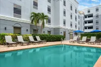 Holiday Inn Express & Suites CLEARWATER/US 19 N by IHG - Parking