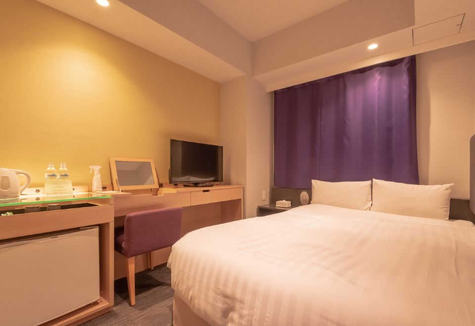 E 호텔 히가시 신주쿠의 현대적인 객실 또는 외관