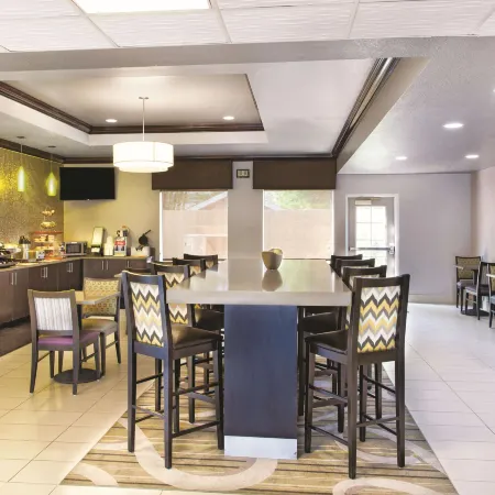 La Quinta Inn & Suites by Wyndham - Tampa South
